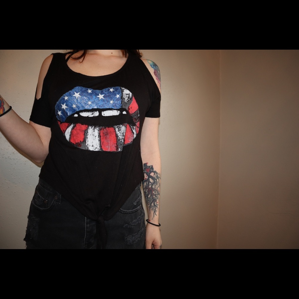 Lips tee with cut back!